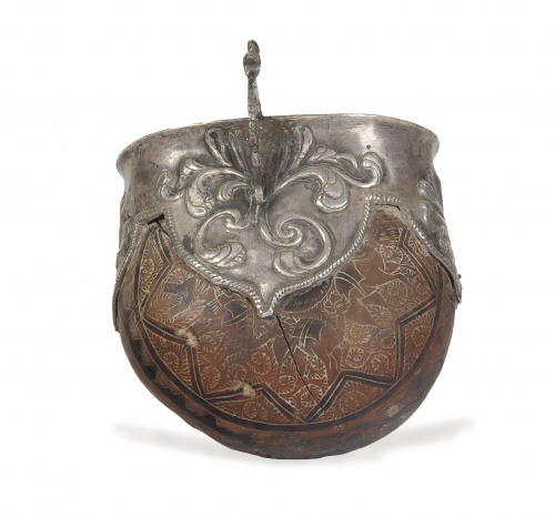 Calabaza con trabajo de burilada, desbastada y engastada en