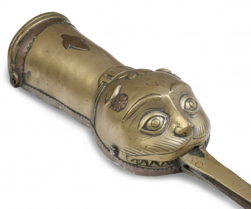 Patha en metal con empuñadura zoomorfa.India, S. XVIII.