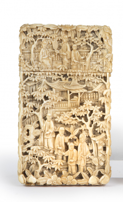 Tarjetero rectangular en marfil tallado decorado con escena