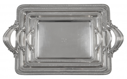 Juego de cuatro bandejas de diferentes tamaños de plata.J