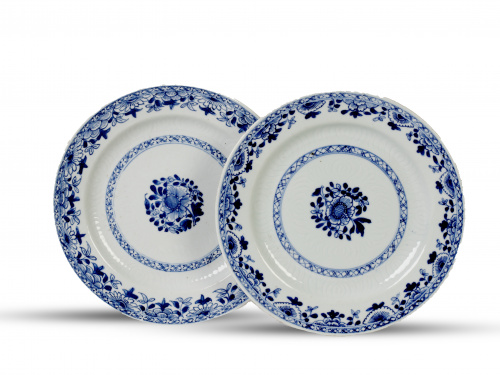 Pareja de platos de porcelana esmaltada en azul y blanco de