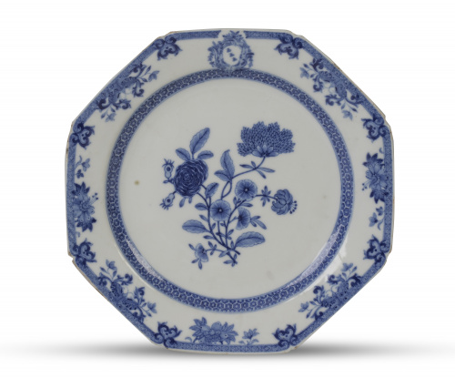 Plato ochavado de porcelana esmaltada de Compañía de Indias