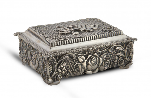 Joyero de plata decorado con rosas repujadas rosas en ley 8