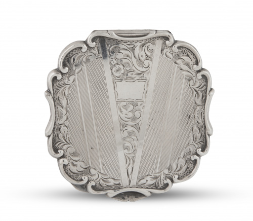 Polvera en plata de decoración grabada, pp. del S. XX.