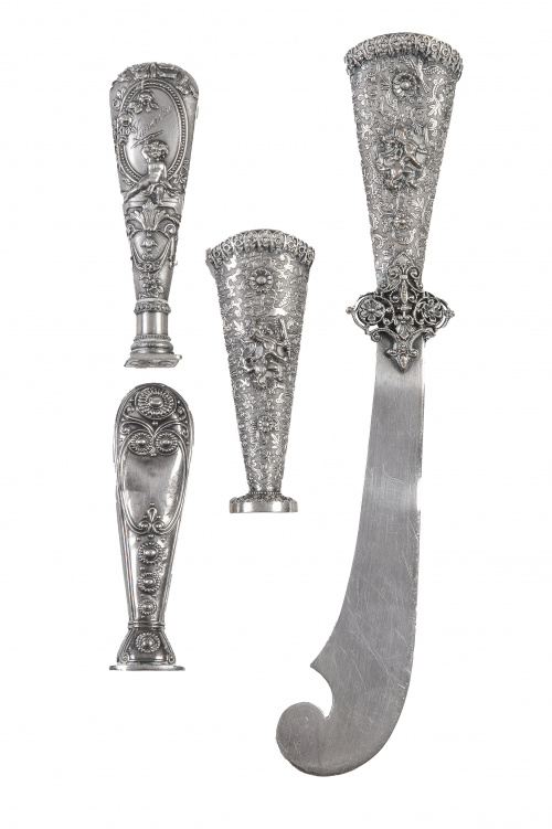 Lote de tres sellos de plata y un abrecartas, de decoración