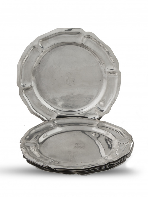 Lote de seis platos con iniciales grabadas en plata sterlin