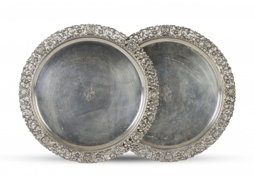 Lote de dos fuentes de plata con iniciales y alero calado, 