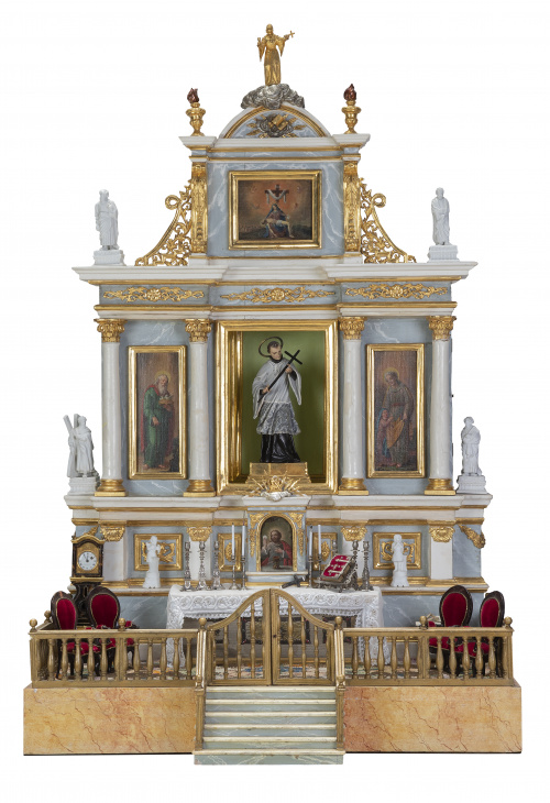 Maqueta de retablo de madera tallada, estucada y dorada.T