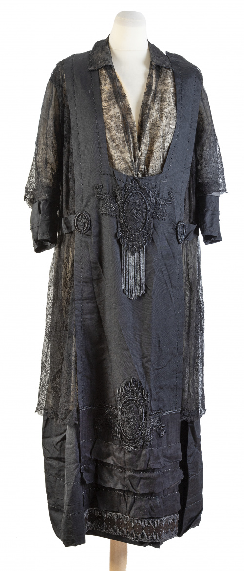 Traje en raso de seda negro, encaje y aplicaciones, años 30.