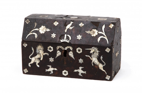 Arqueta "enconchada" con tapa a dos aguas chapeada de carey