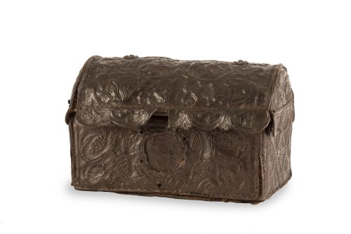 Cofre en piel repujada con alma de madera.Trabajo peruano