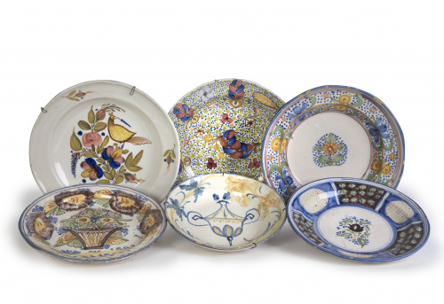 Lote de seis platos de Manises, con diferentes motivos, S. 