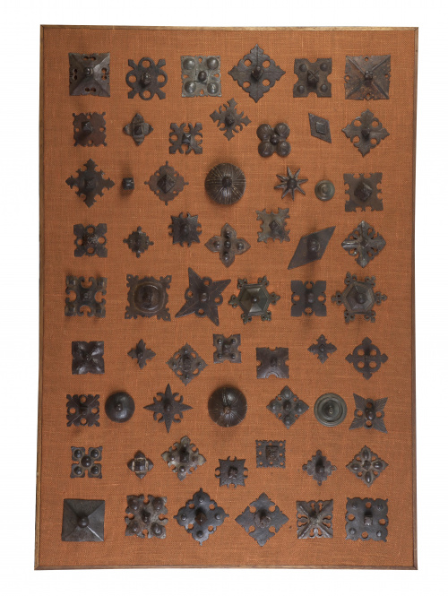 Panoplia con sesenta clavos de hierro.España, S. XVI-XVII