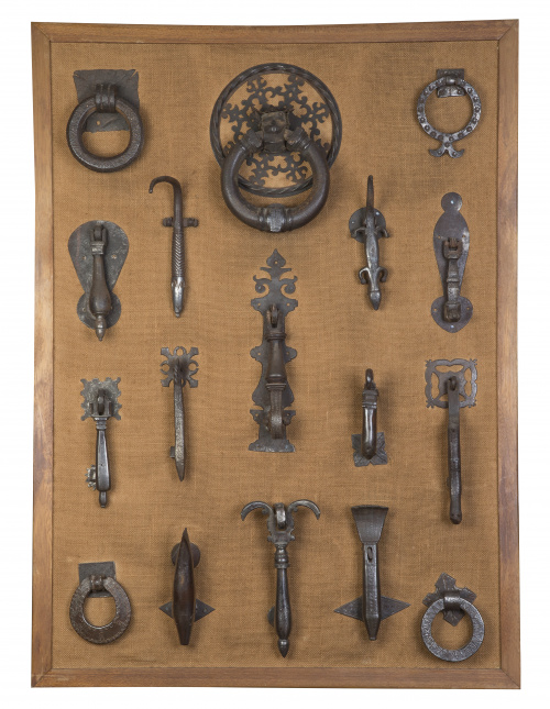 Panoplia con diecisiete llamadores hierro,de diferentes for