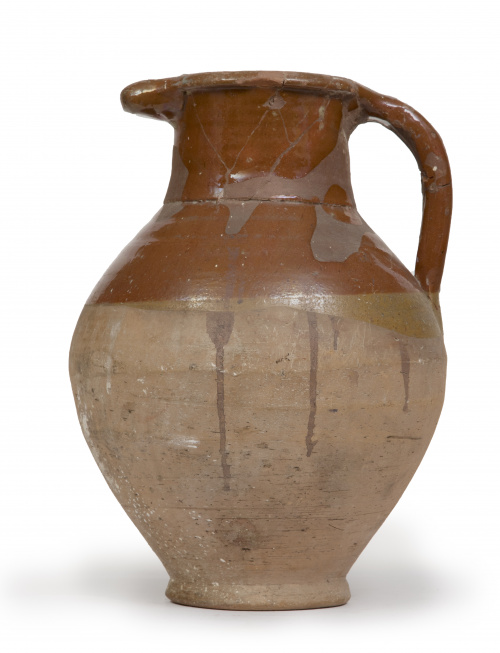 Jarra popular de barro cocido y esmaltado, con una parilla 