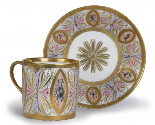 Dos tazas de porcelana esmaltada y doradas a fuego.h. 180