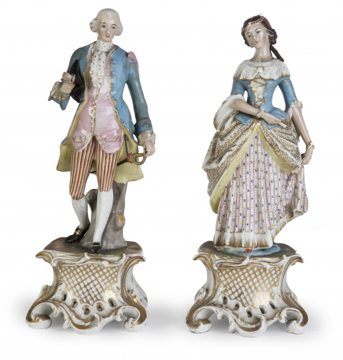 Pareja de figuras de porcelana esmaltada de París.Francia