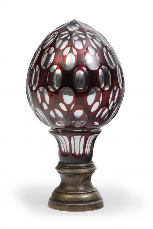 Remate de escalera con forma de piña en cristal granate con