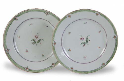 Pareja de platos de porcelana esmaltada de Compañía de Indi