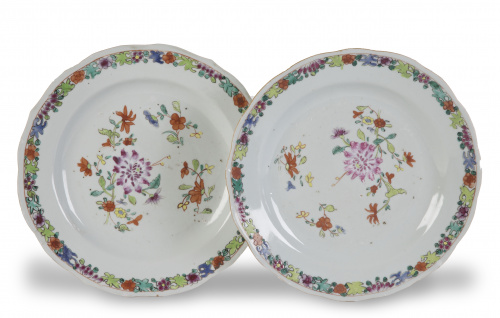 Pareja de platos de porcelana esmaltada de familia rosa de 