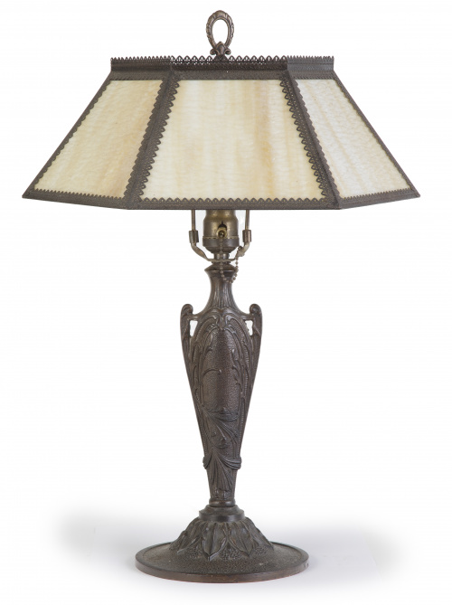 Lámpara de mesa Art-Nouveau de bronce y pantalla de cristal