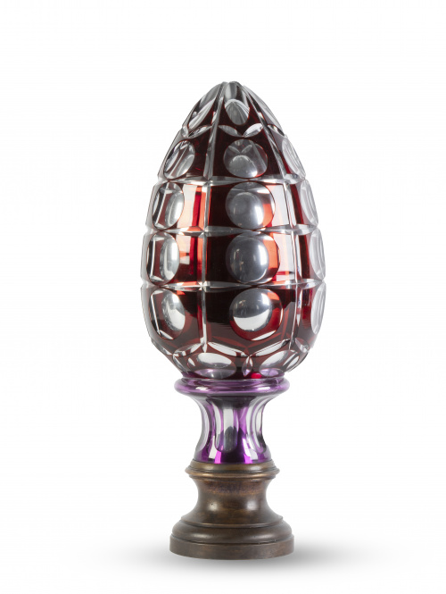 Remate de escalera en forma de piña de cristal granate y mo