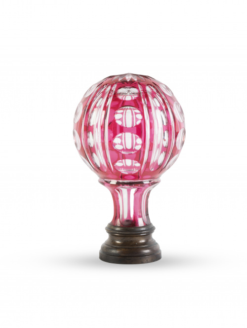 Remate de escalera en cristal rosa y transparente con círcu