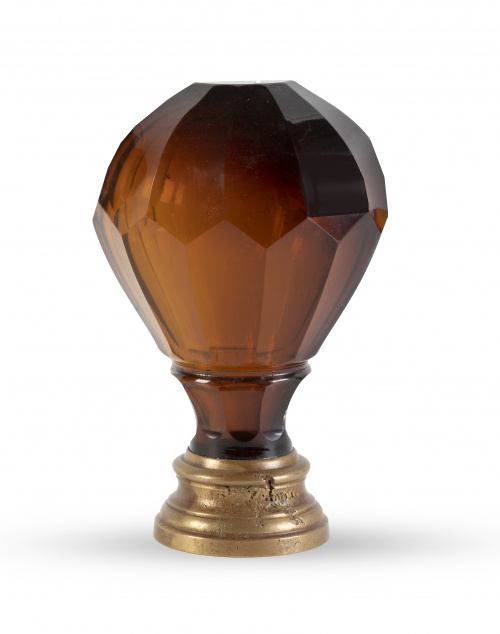 Remate de escalera en cristal marrón facetado sobre base de
