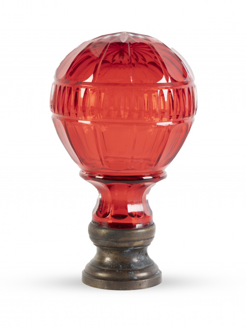 Remate de escalera en cristal rojo facetado sobre base de m