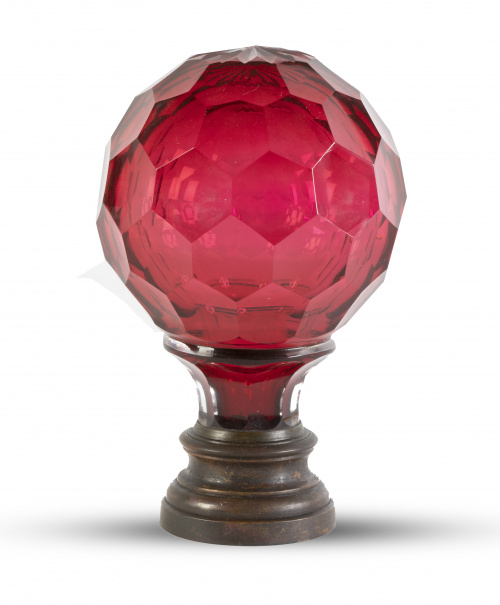 Remate de escalera en cristal rojo facetado sobre base de m