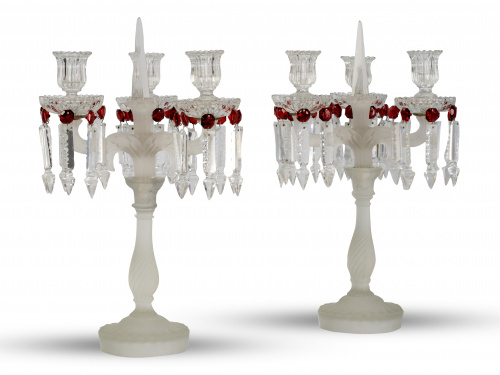 Pareja de candelabros de tres luces de cristal traslúcido, 