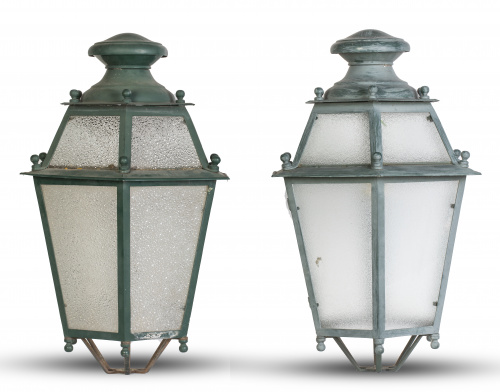 Pareja de faroles de metal policromado de verde y cristal t