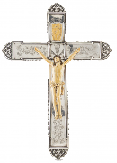 Cristo crucificado.Marfil tallado y parcialmente policrom