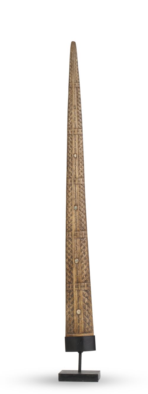 Pico de pez espada tallado con incrustaciones.Trabajo mao