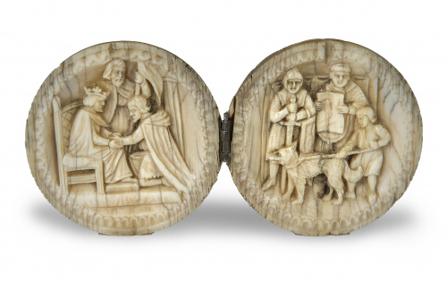 Esferas de marfil tallado decoradas con escenas medievales.