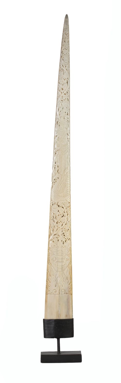 Pico de pez espada tallado con deidades y vegetación.Trab