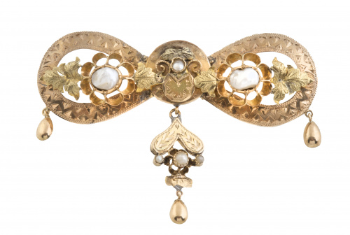 Broche lazo S. XIX con decoración grabada perlas finas y pi