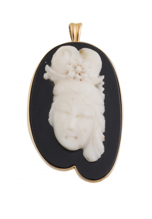 Broche colgante vintage con busto de dama oriental tallado 