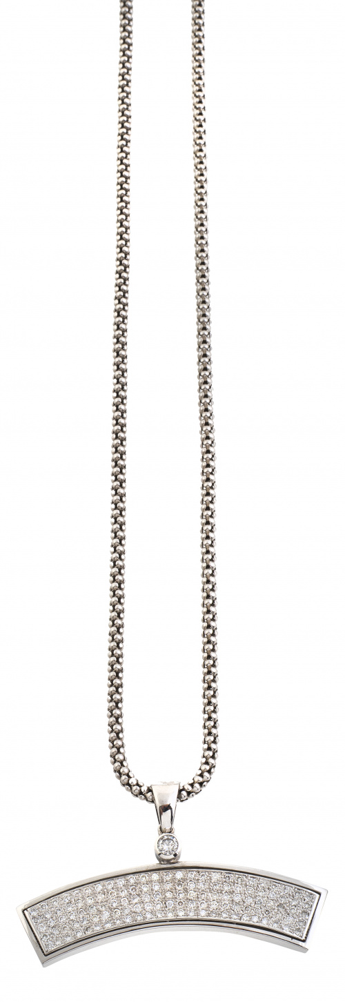 Collar con centro de pavé de brillantes en forma de banda a