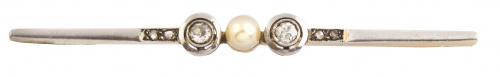 Broche barra art-Decó con perla fina central entre dos bril