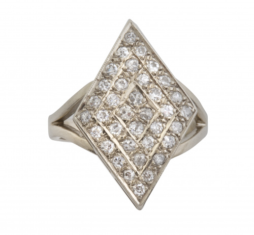 Sortija con rombo central de pavé de brillantes