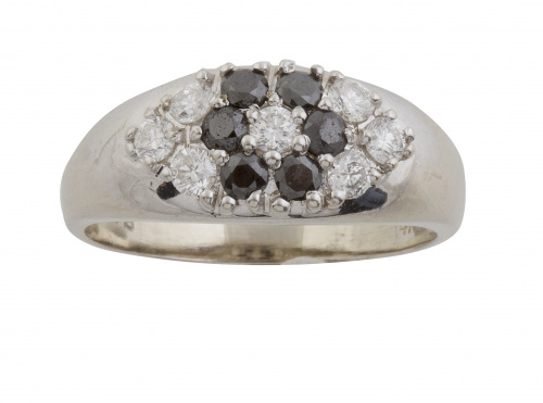 Sortija con flor de ónix rodeada y con cento de brillantes