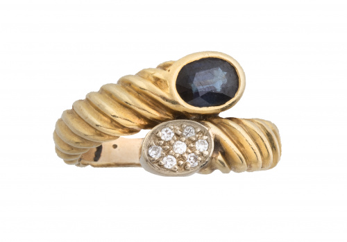 Sortija con diseño de dos brazos abiertos gallonados, uno c