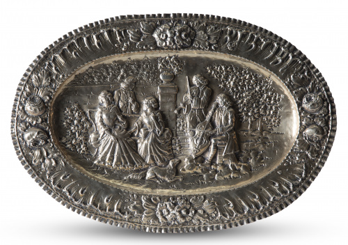 Bandeja oval en plata con escena de galante con músicos.E