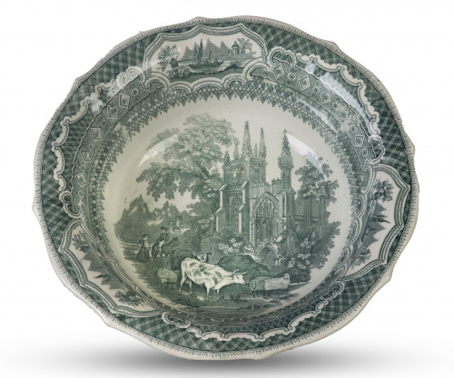 Bol de loza estampada en verde con arquitectura, dos person