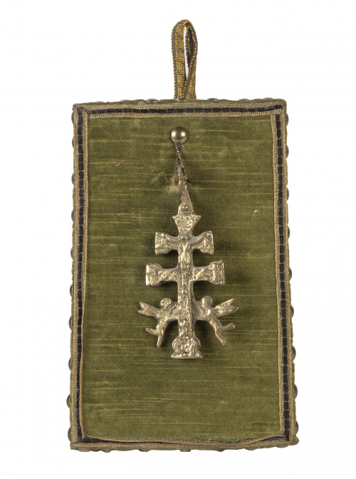Cruz de Caravaca de bronce y tela sobre soporte de terciope