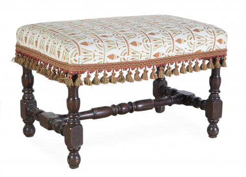 Taburete en madera de nogal.Trabajo español, pp. del S. X