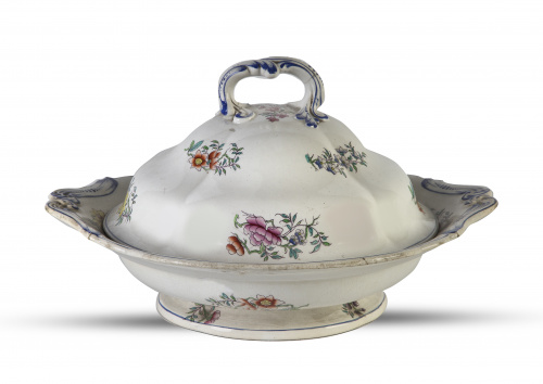 Legumbrera con tapa de loza estampada decorada con flores.