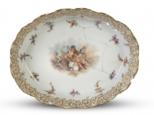 Fuente de porcelana esmaltada y dorada decorada con alegorí