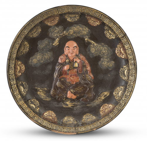 Plato de cerámica policromada y dorada.China?, principios